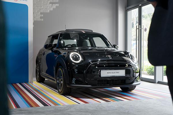 MINI presents its PS Bespoke edition to its lucky new owner