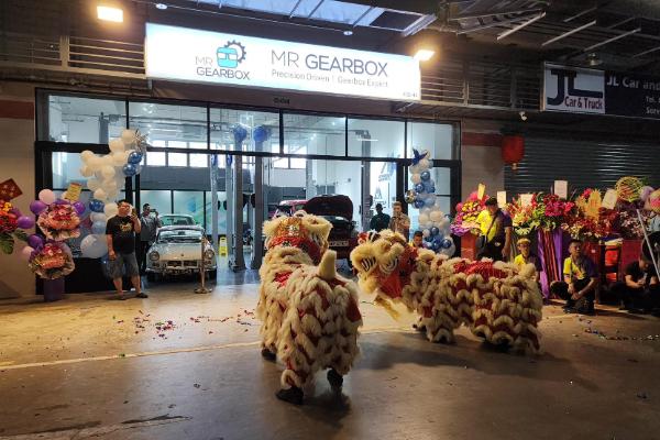 Mr. Gearbox celebrates its opening at Carros Centre