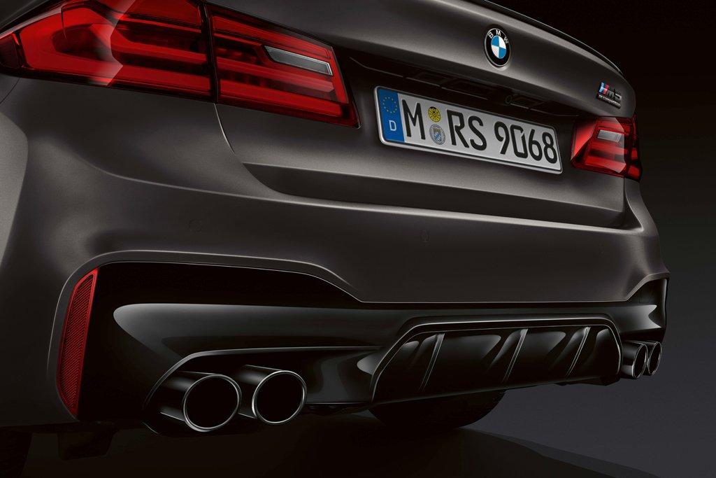 Buy damaged BMW M5 Competition V8 x-Drive, Leder, Laser sedan