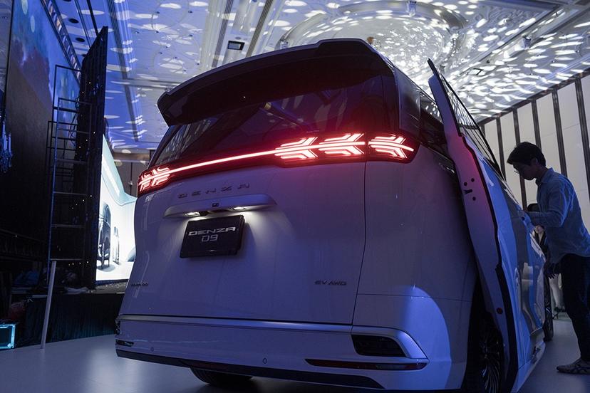 DENZA D9 arrives on Singapore's shores - Sgcarmart