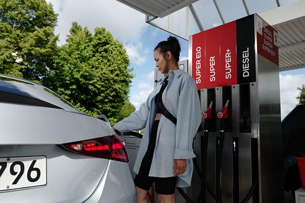 Mercedes owners can now pay for fuel via the MBUX system