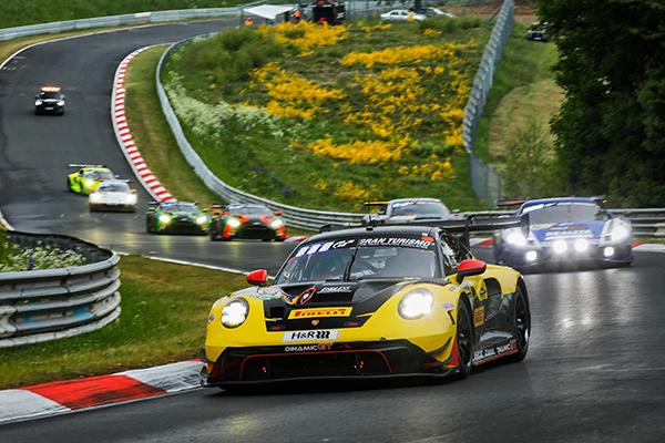 Porsche 911 GT3 Rs battle for victory on the Nordschleife