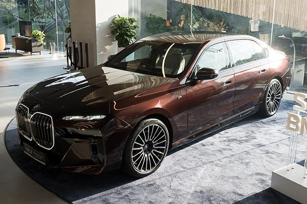 BMW showcases the one-off BMW i7 Singapore Icons
