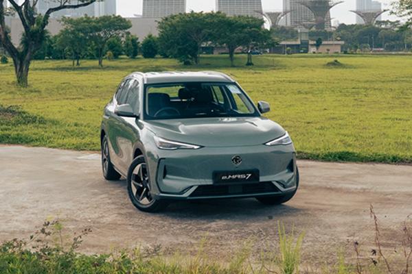 Proton celebrates 100 e.MAS 7 deliveries in Singapore