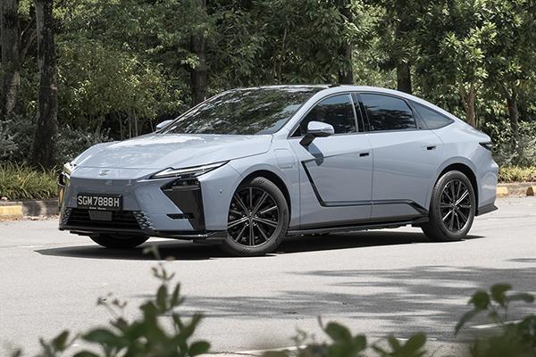 Lexus ES350e Electric Review
